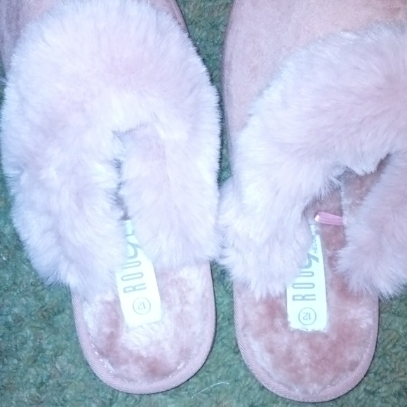Iam selling my rouge helium slippers - Picture 5 of 8